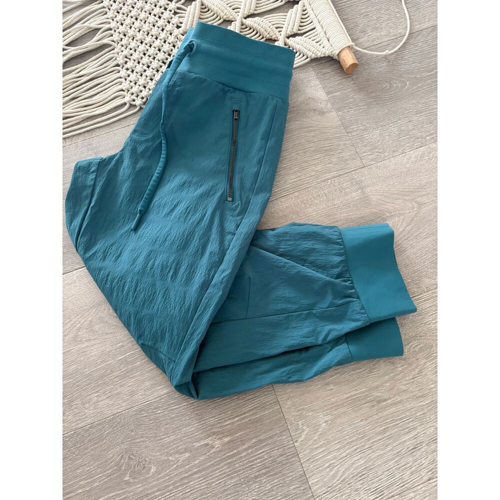Athleta Trekkie North Crop Jogger Pants 2 Petite Borealis Green Teal Athleisure - Picture 3 of 9
